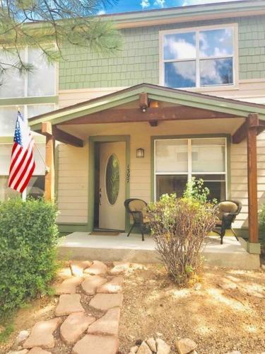 Southside Flagstaff Townhome Master Suite