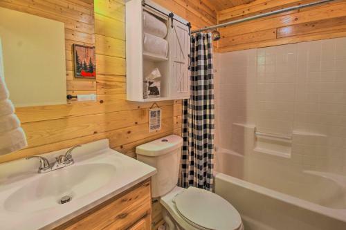 Serene Family Cabin With Fire Pit And Jungle Gym!