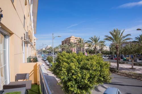 Street Level Apartment. Swimming Pool, Wifi,