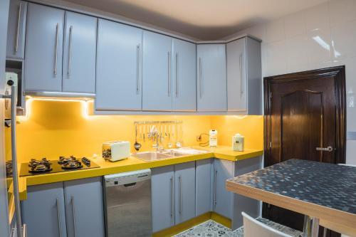 Street Level Apartment. Swimming Pool, Wifi,