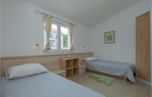 Awesome Apartment In Vrboska With 2 Bedrooms