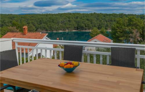Awesome Apartment In Vrboska With 2 Bedrooms