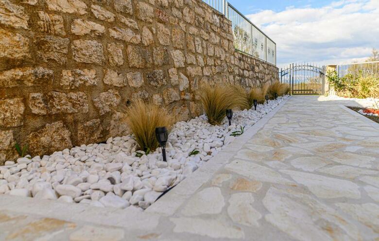 Nice Home In Vrlika With Wifi And 4 Bedrooms