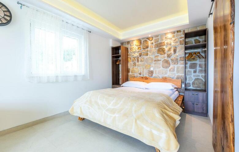 Nice Home In Vrlika With Wifi And 4 Bedrooms