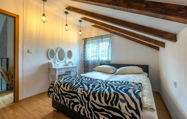 Nice Home In Vrlika With Wifi And 4 Bedrooms
