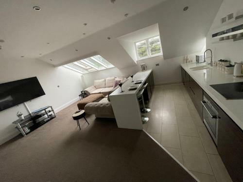 Modern 1 Bed Penthouse Apartment In Private Estate