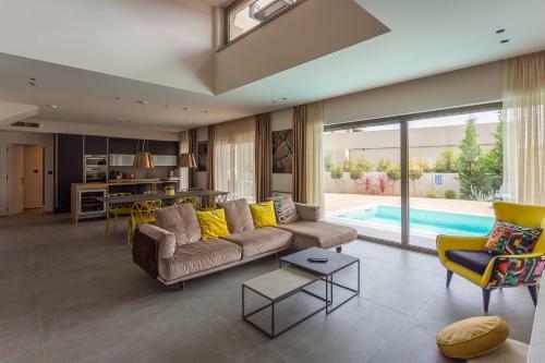 Luxury Villa With Pool-near The Beach