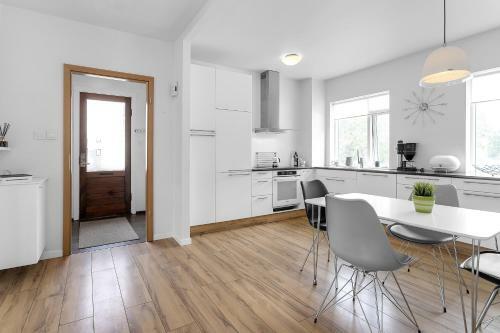Spacious And Stylish Apartment - Great Location