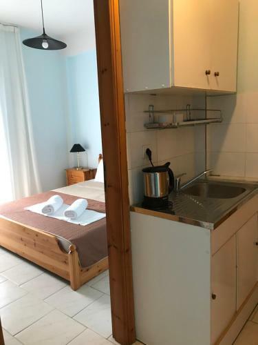 Hostal Rena Apartments
