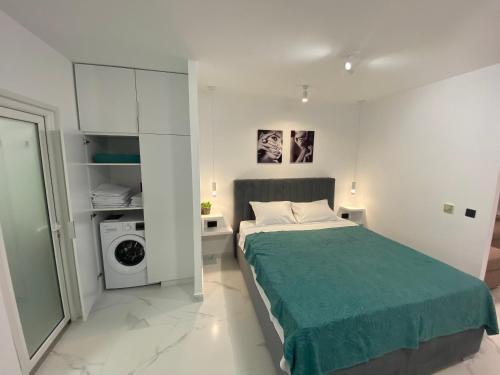 Deluxe Pool Apartment 4