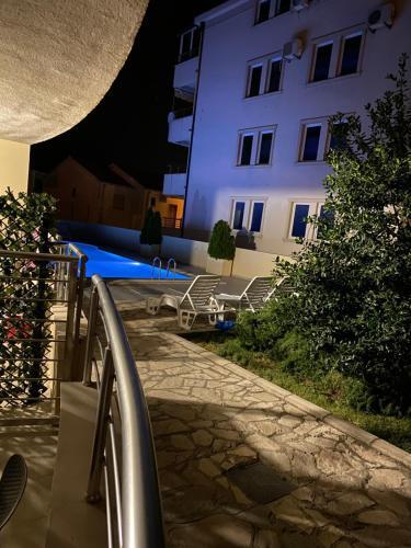 Deluxe Pool Apartment 4
