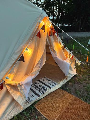 Glamping V?rnu Republika