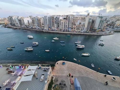 Luxury Seafront 2 Bedroom Apartment In Spinola Bay