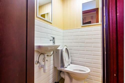 Spacious And Fresh Apartment In Riga's Noble Nest