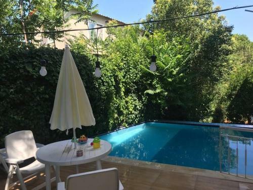 Villaras Garden �zel Havuzlu E?yal?