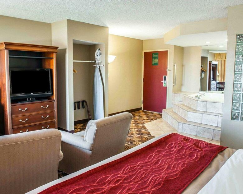 Hotel Comfort Inn & Suites North At The Pyramids