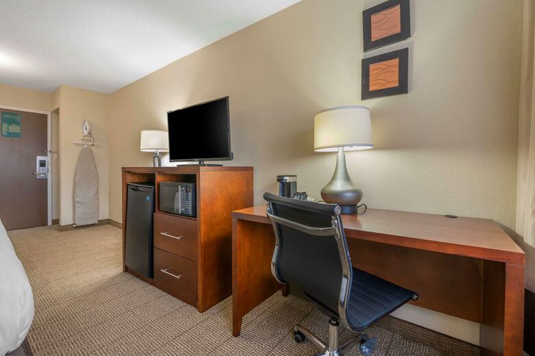 Hotel Comfort Inn & Suites North At The Pyramids