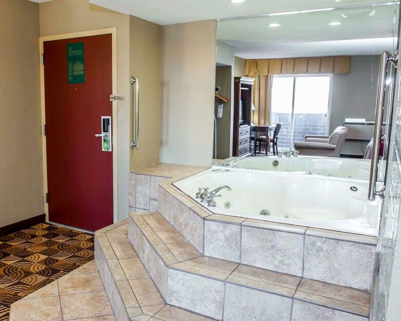 Hotel Comfort Inn & Suites North At The Pyramids