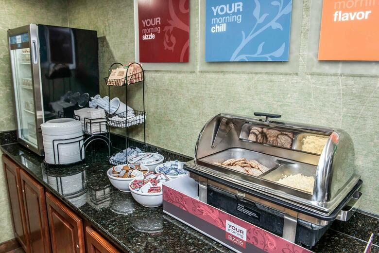 Hotel Comfort Inn & Suites North At The Pyramids