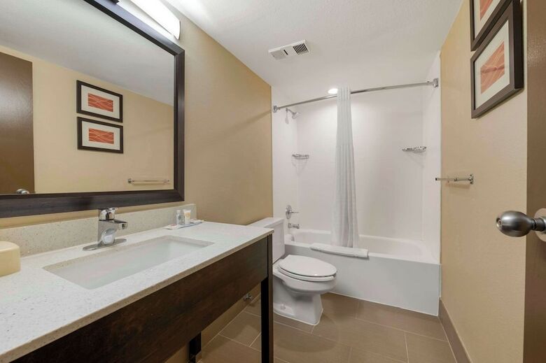 Hotel Comfort Inn & Suites North At The Pyramids