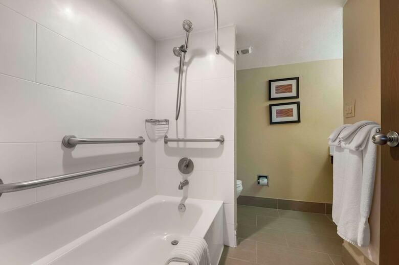 Hotel Comfort Inn & Suites North At The Pyramids