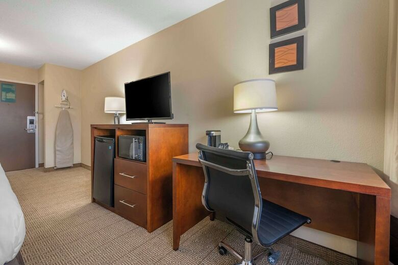 Hotel Comfort Inn & Suites North At The Pyramids