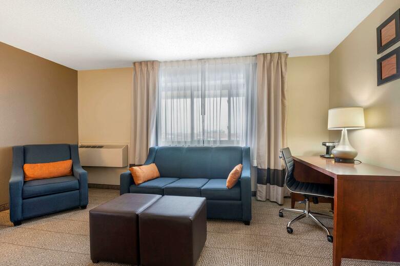 Hotel Comfort Inn & Suites North At The Pyramids