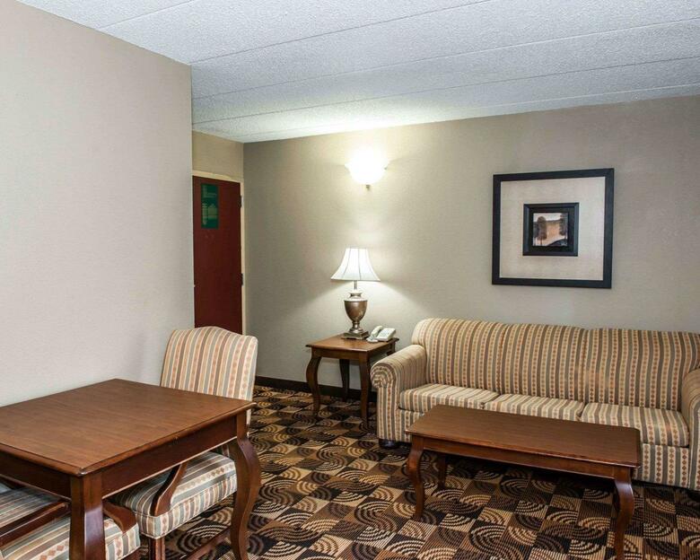 Hotel Comfort Inn & Suites North At The Pyramids