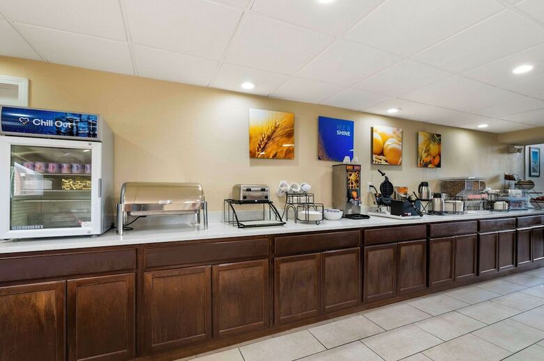 Hotel Comfort Inn & Suites North At The Pyramids