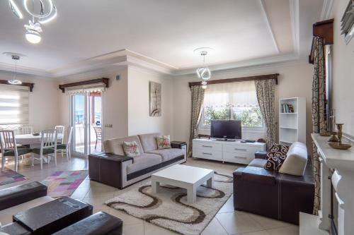 Peaceful 4br Villa W/ac&balcony 10 Min To Seaside