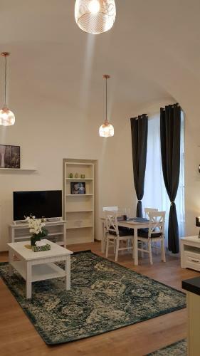 Lovely Center Apartment