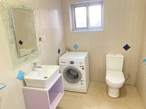 Spacious Studio Apartment With A Pool