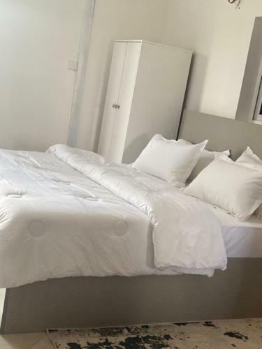 Spacious Studio Apartment With A Pool