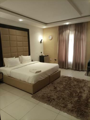 Sunny Green Service Apartment With Pool And Gym
