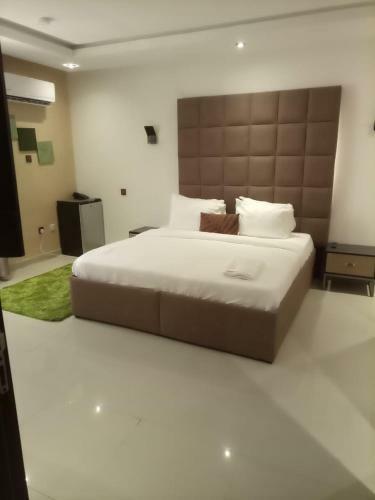Sunny Green Service Apartment With Pool And Gym