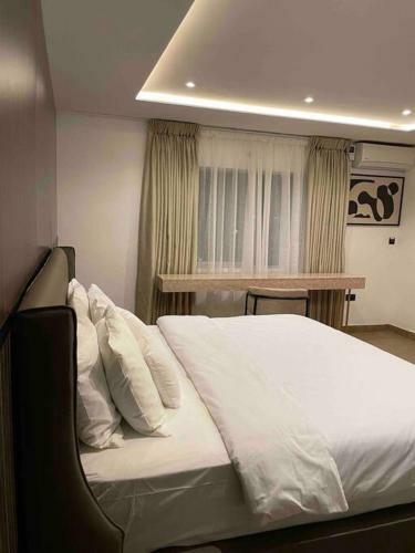 Upscale 3 Bedroom High-rise Apartment In V/island