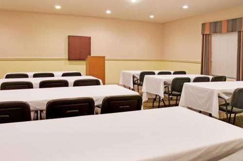 Holiday Inn Express Hotel & Suites Livingston