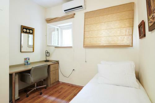 Quiet Garden Apartment In Rehavia