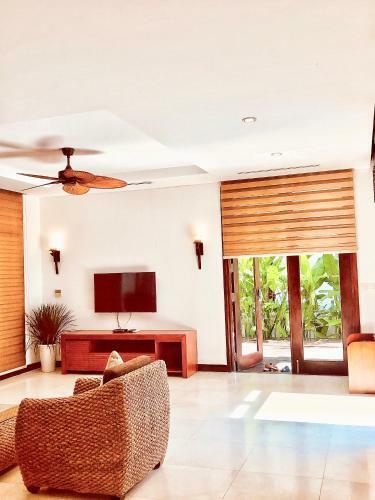 Charming 4 Bedrooms Villas With Few Step To Beach