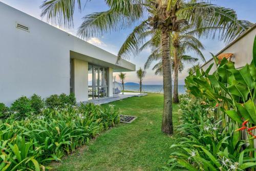 Stunning Beachfront 6br Villa W Largest Pool
