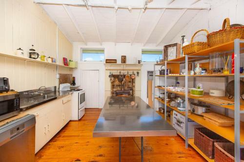 Point Of Difference - Waterfront Raglan Holiday Home