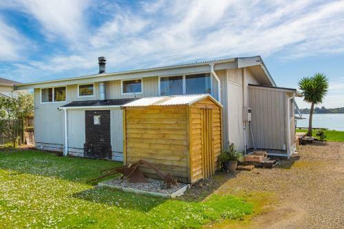 Point Of Difference - Waterfront Raglan Holiday Home