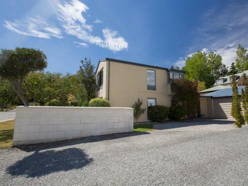 Central Sanctuary - Wanaka Holiday Home