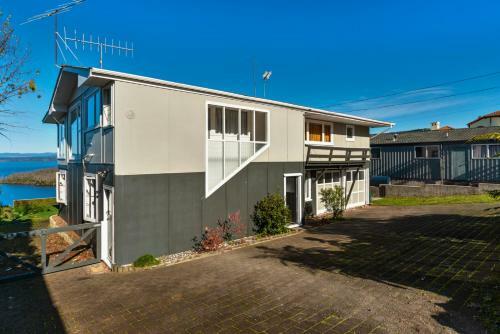 Wander To Wakeman - Acacia Bay Downstairs Holiday Unit