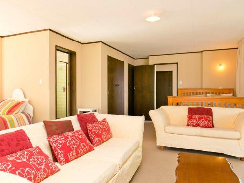 Acacia View At No 3 - Acacia Bay Holiday Home