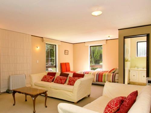 Acacia View At No 3 - Acacia Bay Holiday Home