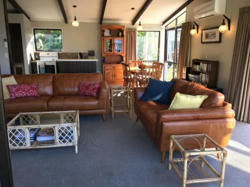 Acacia View At No 3 - Acacia Bay Holiday Home