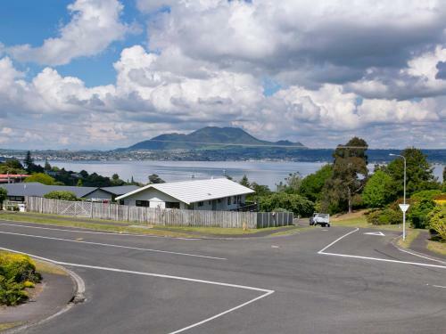 Acacia View At No 3 - Acacia Bay Holiday Home