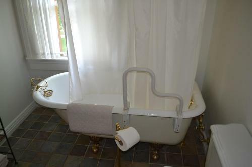 Hotel Heritage Inn #09 Prudence Kartchner Flake By Kabino