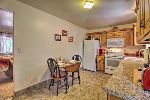 Quaint Show Low Cabin With 2 Decks And Gas Grill!